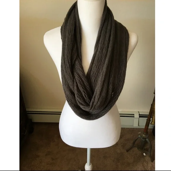 Women’s double paisley Infinity scarf set - Picture 3 of 5